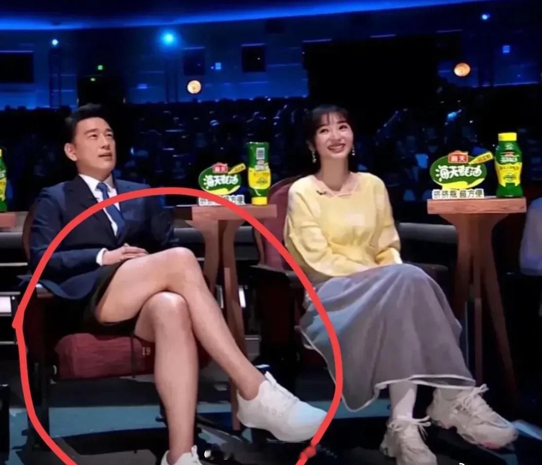 这毛毯是为了节目能正常播出，强制要求盖上的吗