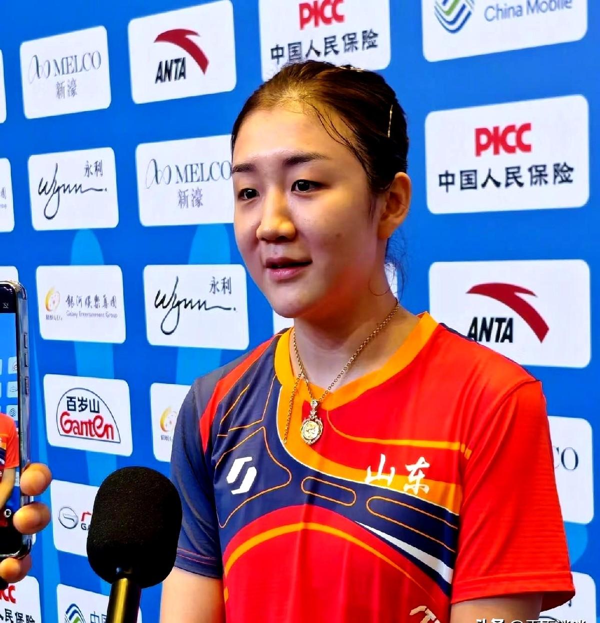 0-4，陈梦被剃光头。肩伤像漏气的车胎，反手一发力就歪，她自己也说“使不上劲