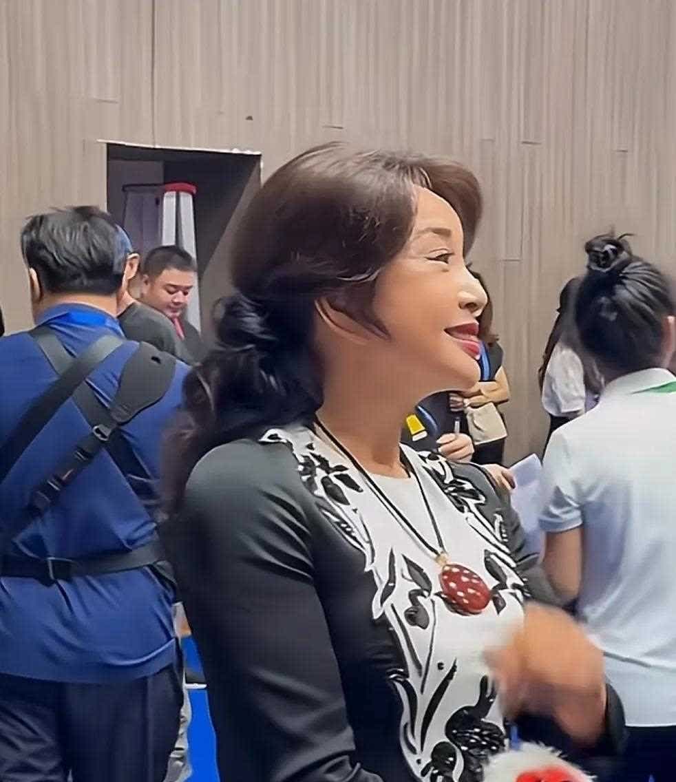 这才是真实的刘晓庆，刘大妈