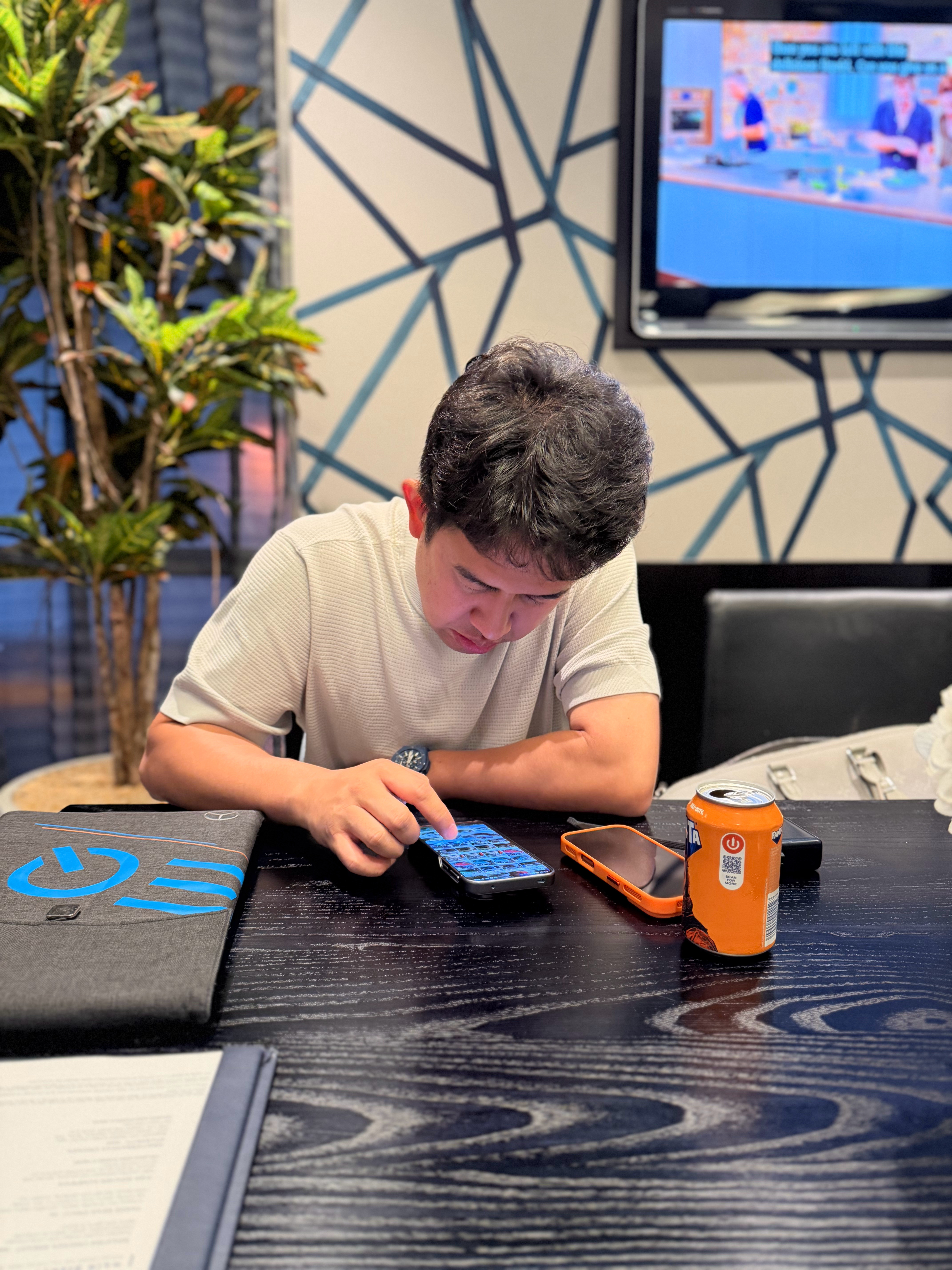 这次跟去英国出差，发现他们这些汽车头部博主也太卷了。无时无刻都在拍，拍揽胜，拍温