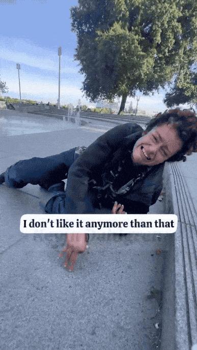 太惨了：一个美国流浪女性毒瘾上来了，像条蛆虫一样满地打滚哀嚎！美国网友在俄勒冈州