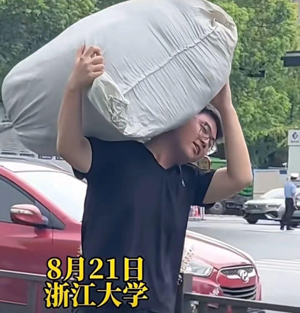 懂事男孩扛起蛇皮袋来浙大报到火爆全网刷到浙江大学门口走来一位身穿黑衣少年，独自