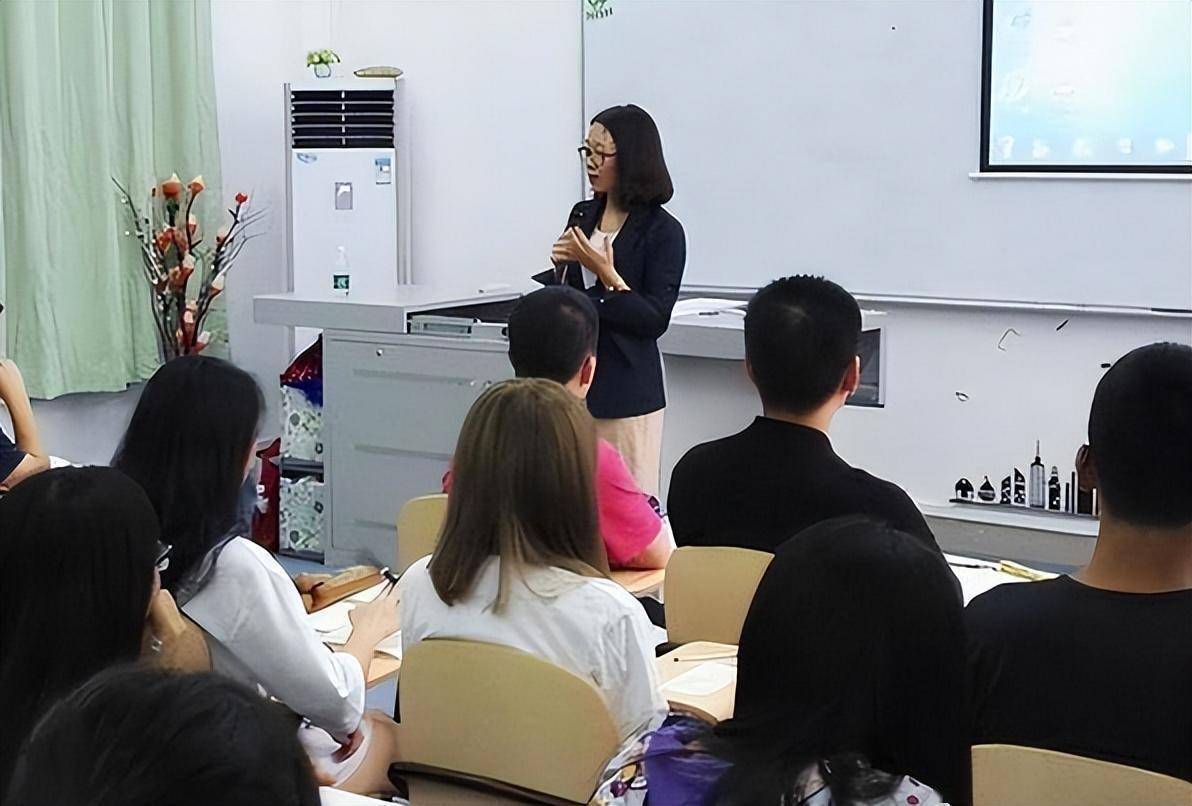 广州一女教授在985任教3年，每次课上都没几个人听，最终因考核不过惨遭辞退。万万