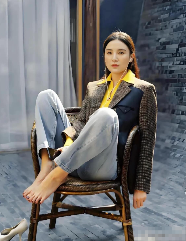 真的没想到，电视上看到那么爱笑的宋佳，在生活中原来是这么的高冷。其实她和美貌、漂
