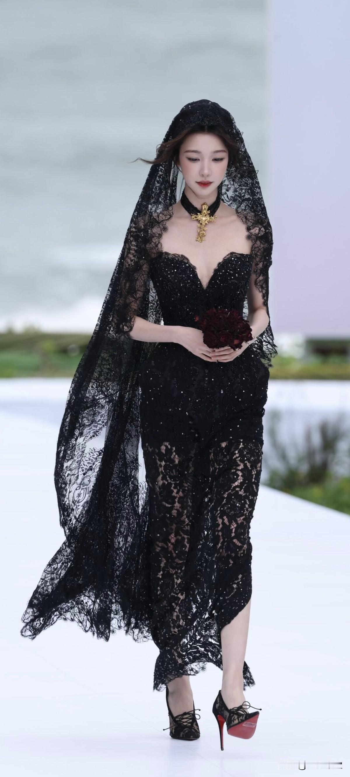 易梦玲黑纱裙好性感​​​:这黑纱裙是红毯焊身上神器吧易梦玲红毯生图