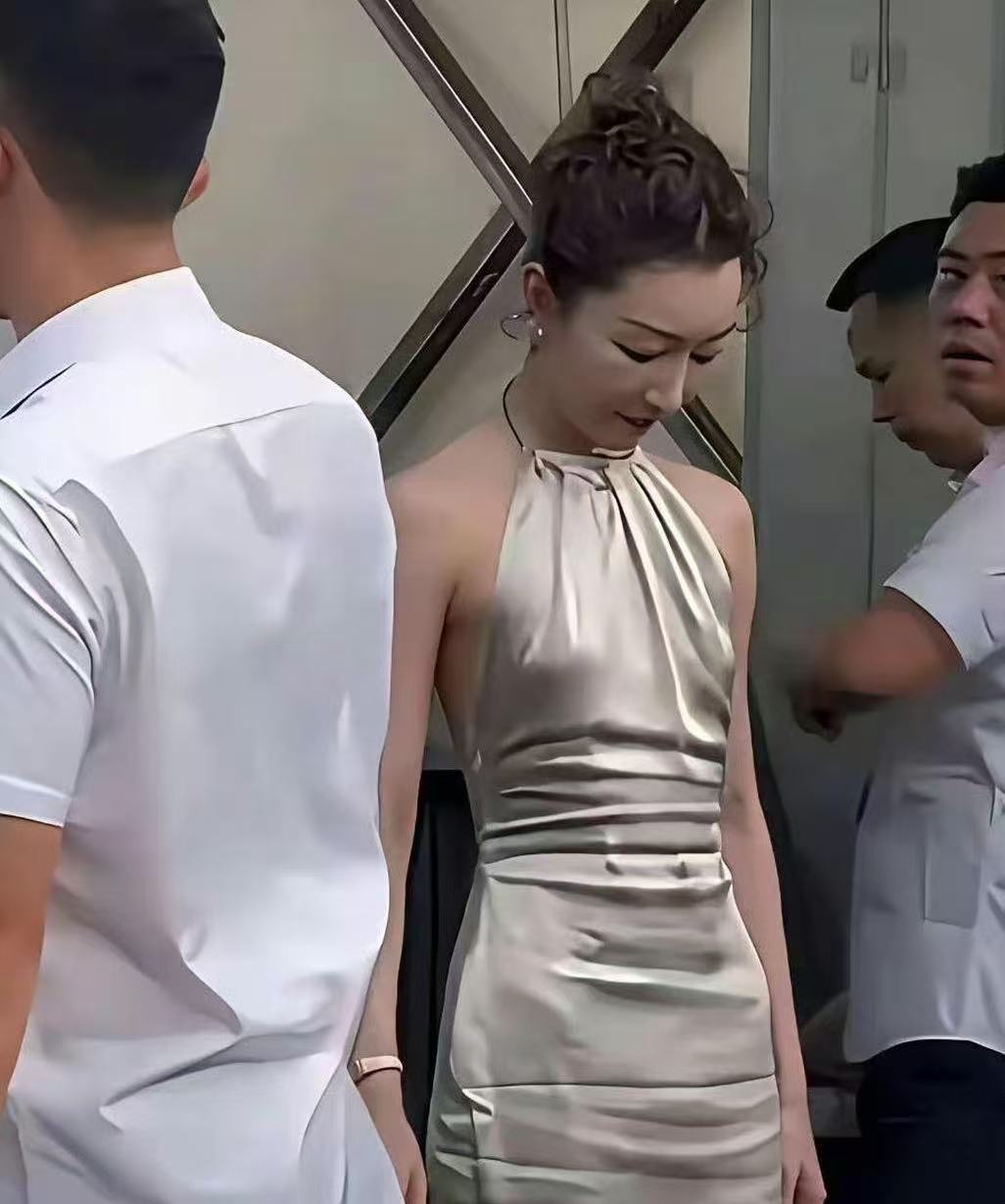 细看周冬雨的五官其实挺美的吧，妥妥的那种电影高级脸