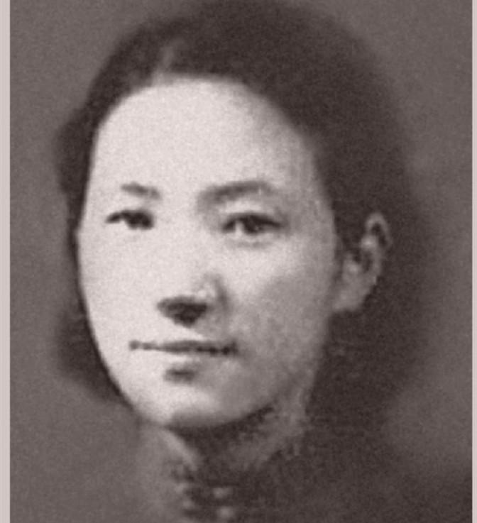 1934年，20岁的苏青未婚先孕，只好中断学业嫁人。婚后，她生了4女1子，可伸手