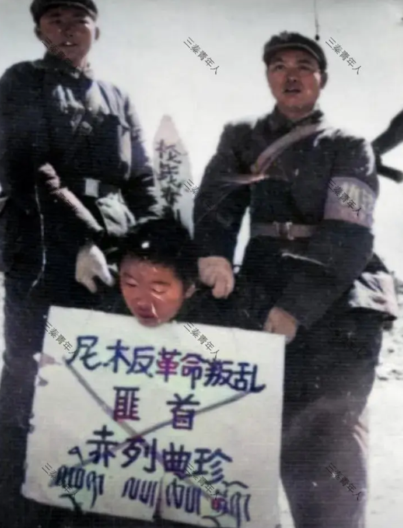 1969年，西藏，被活捉的“女匪首”赤列<em>曲珍</em>，镜头中的她被五花大绑，即将押赴刑场