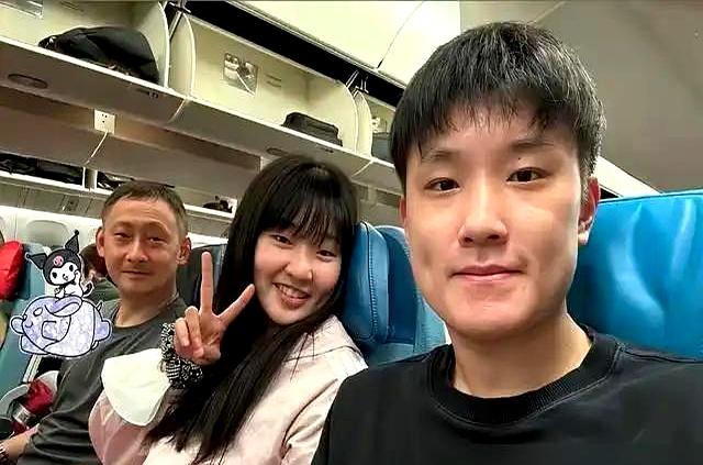 年入千万的日本乒乓顶流，张本美和打完比赛，人直接窝在经济舱靠窗位置睡着了。爹妈