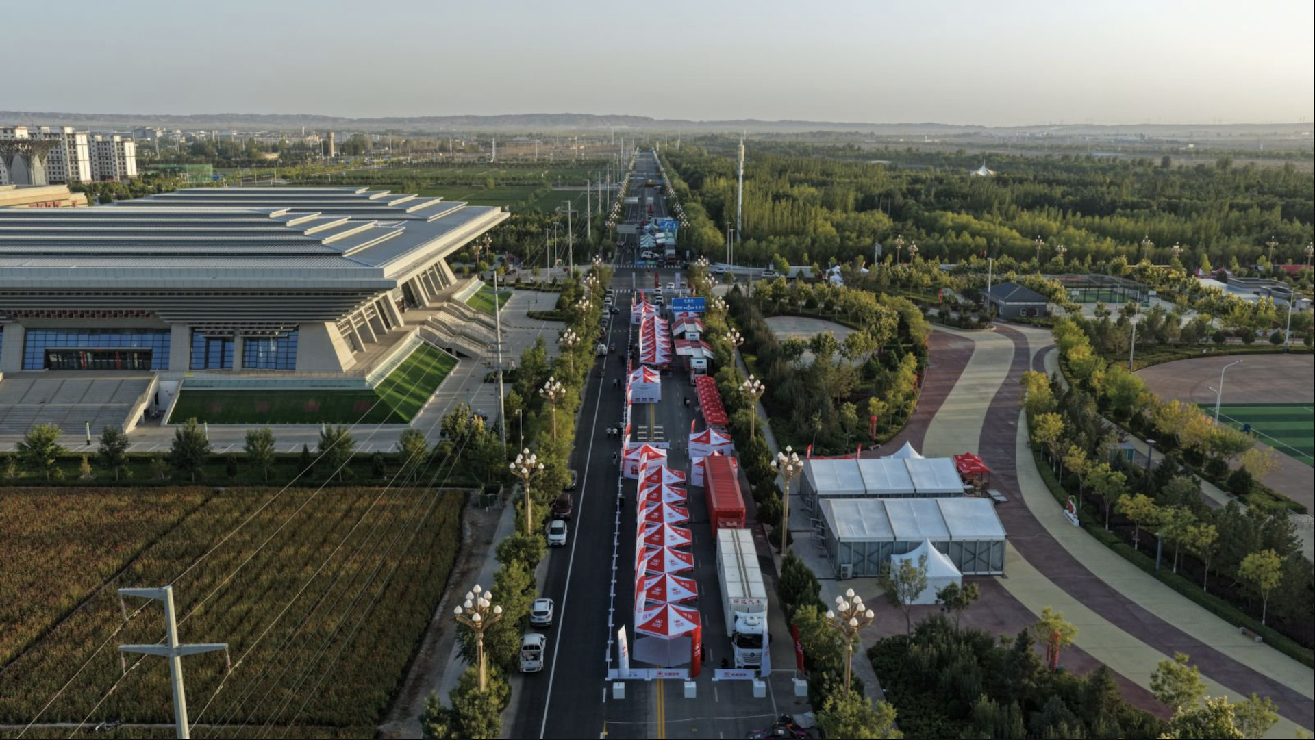 长城魏建军亲自下场跑拉力赛这事，越来越有意思了。这已经不是简单的老板爱玩车，而是
