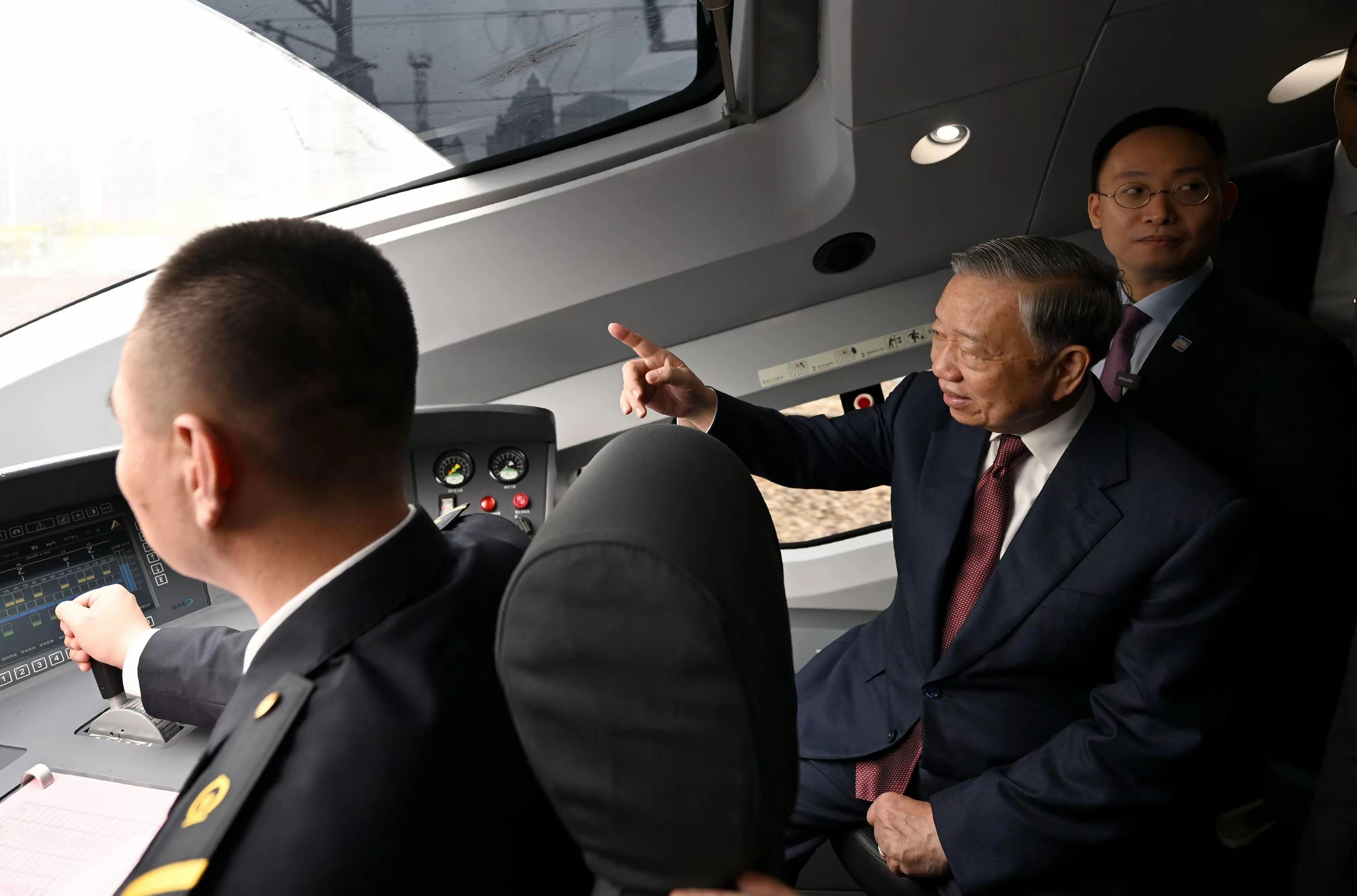 媒体认为，越南苏林乘坐高铁离京南下访问南宁，预示着中越两国在高铁领域将有更广泛的