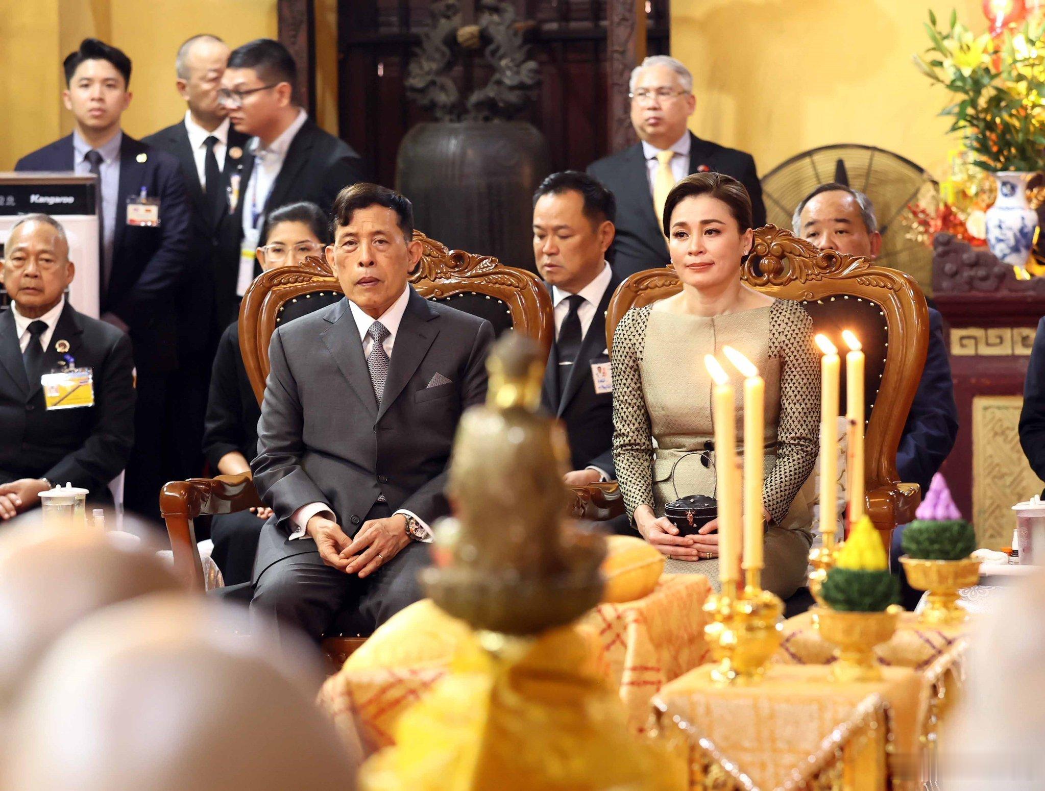 泰国王室🇹🇭🇻🇳9月16日，哇集拉隆功国王和苏提达王后参观馆使寺。该寺