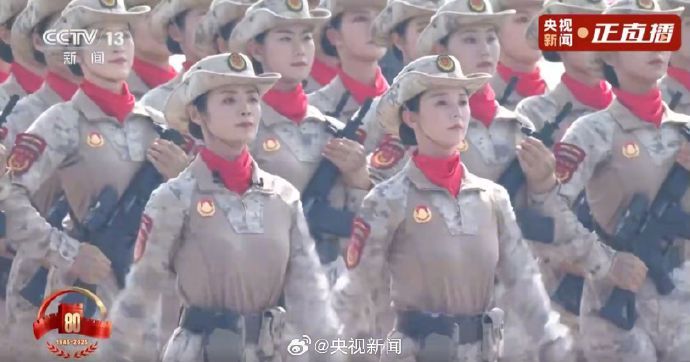 【#女民兵就是一个飒字#】#女民兵方队让人眼前一亮#民兵方队走过来了！英姿飒爽