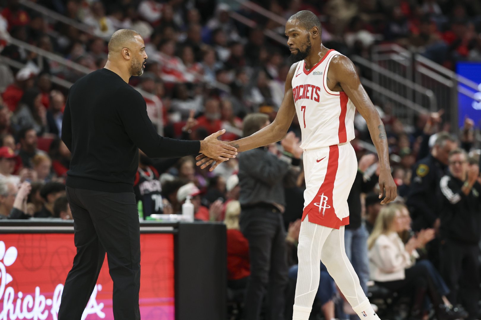 记者：“当对手开始对杜兰特采取强硬防守和包夹时，尤其是在比赛后期，你认为可以通过