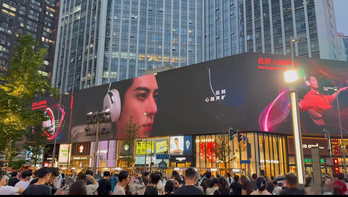 王鹤棣当年在太古里被街拍的少年，现在成了太古里巨屏上的顶流再次回到这个地方