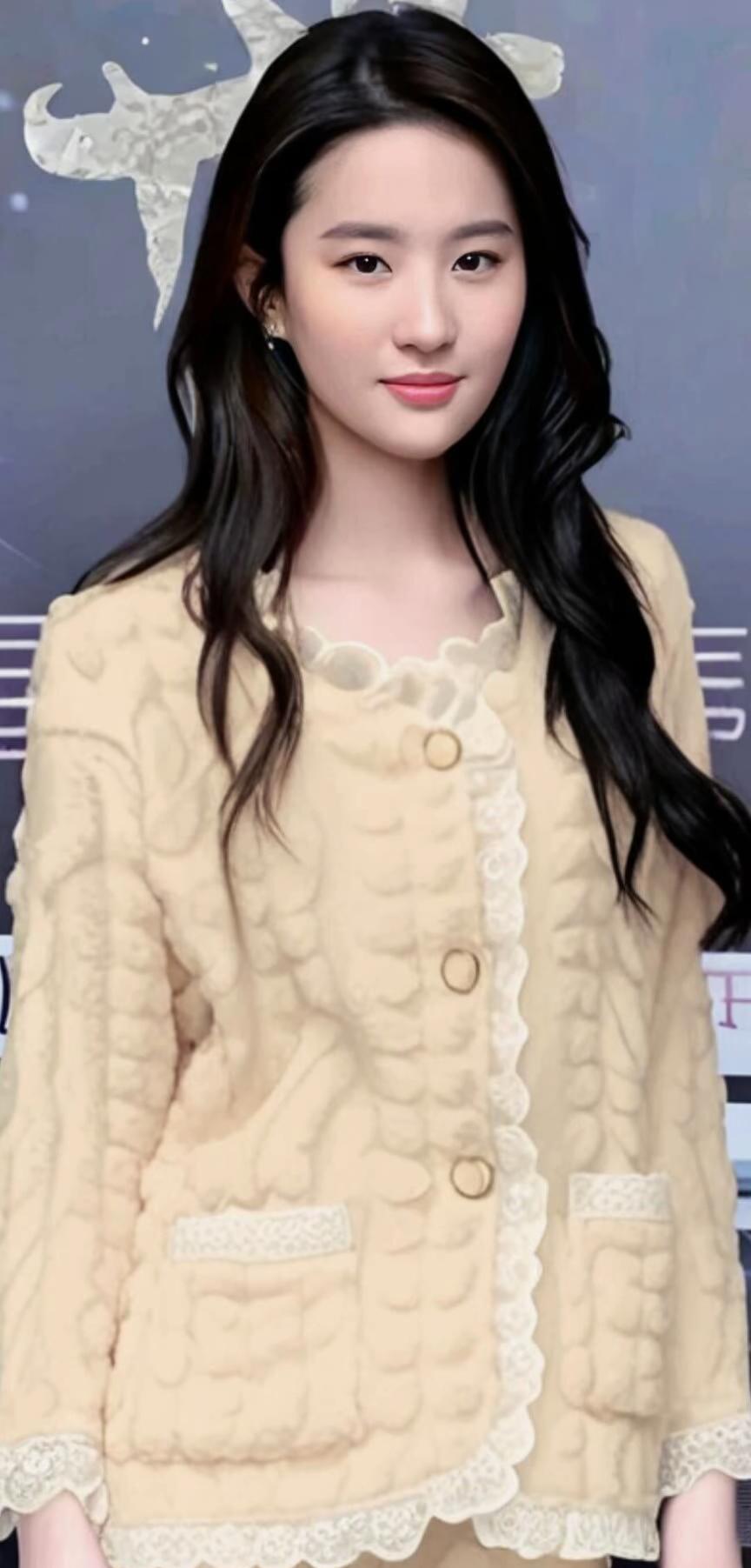 前阵子重刷《仙剑奇侠传》，还是会被刘亦菲演的赵灵儿戳中。17岁的脸完全没有科技感