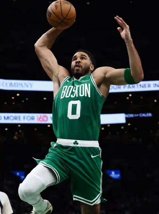 时隔298天，塔图姆王者归来！复出首秀，前6投全失后5连中，炸裂补扣燃爆全场。