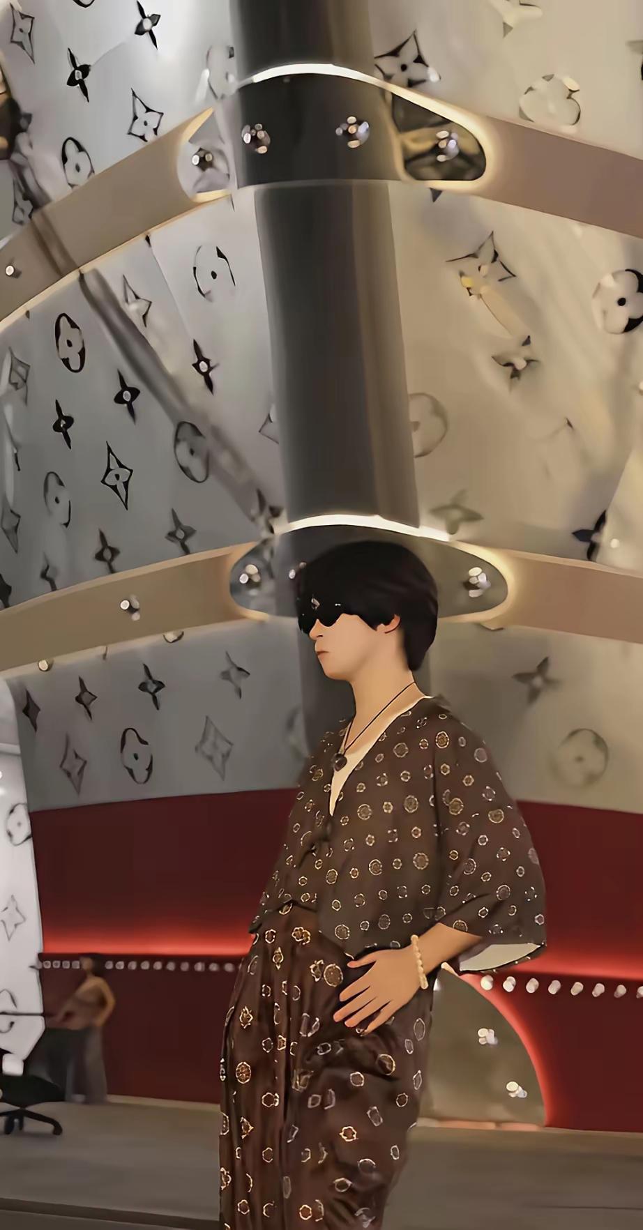 上海同胞集体穿中国文样汉服，前往LV柜台，以实际行动抗议。不愧是中国新青年，看你