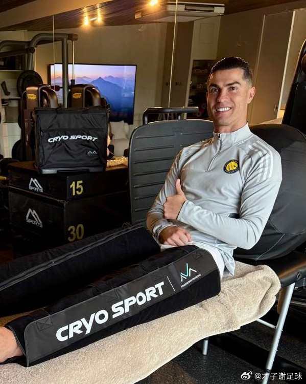 据《马卡报》报道，在遭遇腘绳肌(大腿后侧肌肉)拉伤后，C罗专程飞往西班牙马德里，