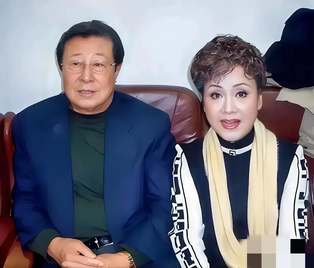 老艺术家的魅力瞬间：王心刚和李谷一坐一起，画面温馨有爱。