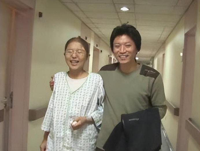女大学生在超市兼职，爱上一男售货员，然而，就在两人感情如胶似漆时，女子却被查出肝