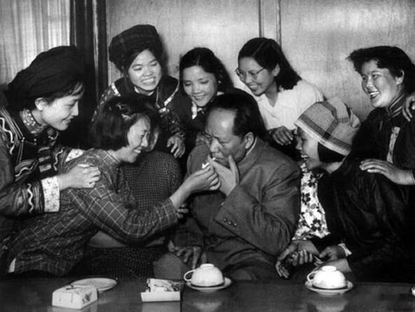 吸烟怎么了？我就爱看伟人吸烟的照片，雄姿英发。​​​