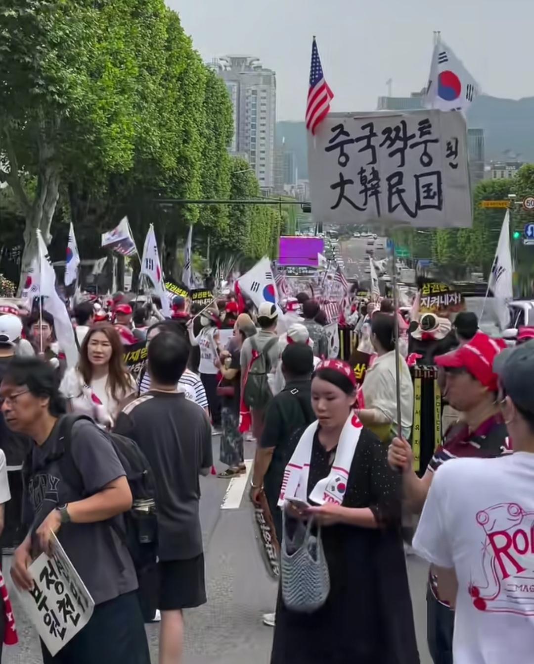 以下仅代表我的个人观点，大家不喜勿喷：我看不少在韩国的中国人把韩国游行示威的