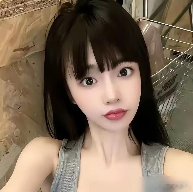 她凭什么，能让鹿晗、范丞丞、檀健次围着她转？这女的叫司晓迪，学历、长相都普通，