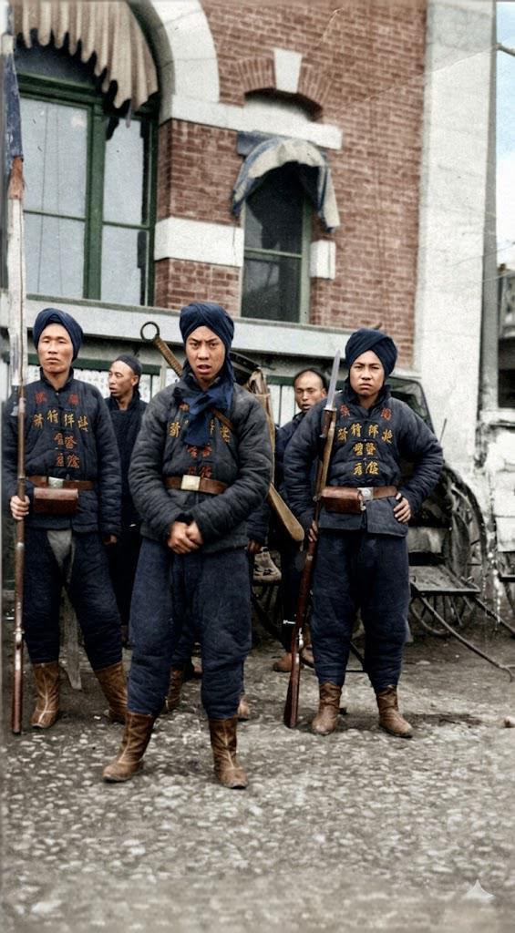 照片是清末时期，义和团运动时期的团民，两人以黑布缠头，拍摄于1900年前后的天津