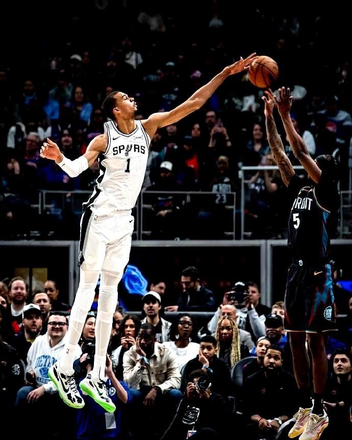 文班亚马这身体，怎么看都不像是地球人该有的。官方身高更新到7英尺4英寸（约2