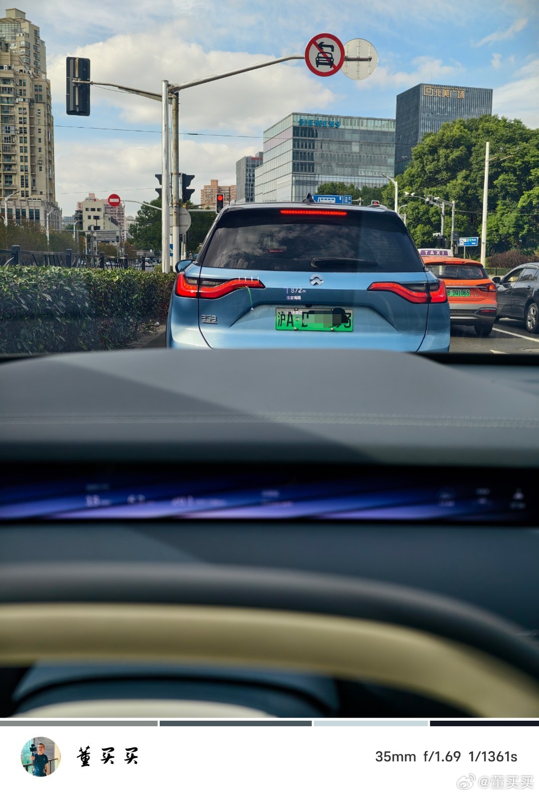 路上遇到创世版ES8，2017年发布，2018年交付，也要8年了。按照国家强制法