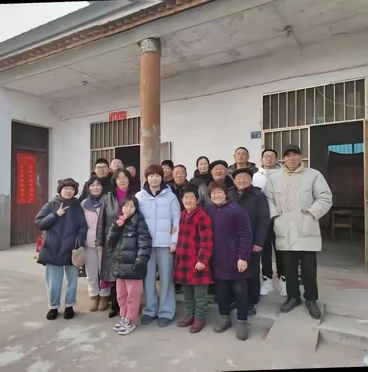 看完蒯曼的全家福，真的被狠狠戳中了。原来这位赛场上亮眼的世界冠军，家境一点都不