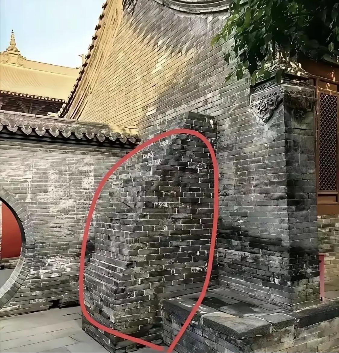 房子旁边这一堆砖到底是干啥用的？有懂的吗？[思考]