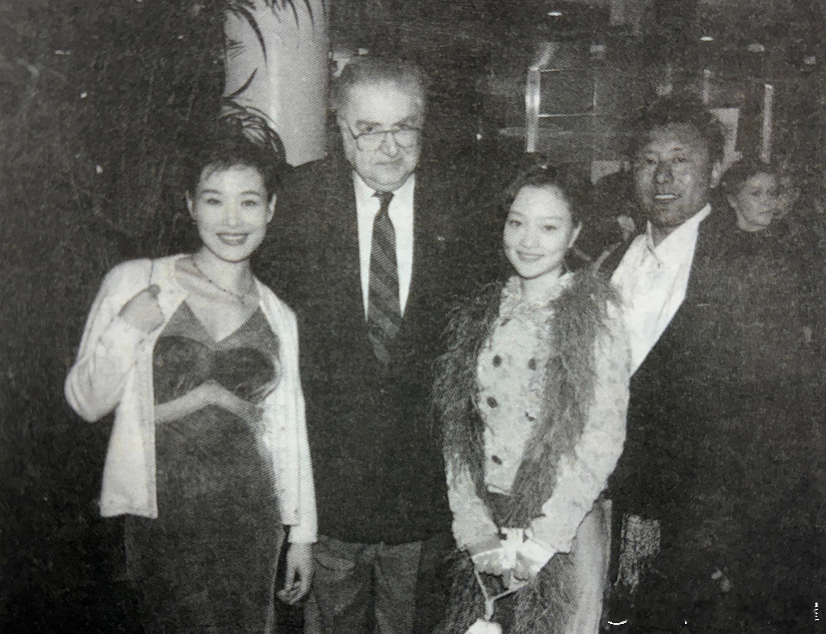 1998年2月《天浴》在第48届柏林电影节提名金熊奖，左起导演陈冲、影展主席、女