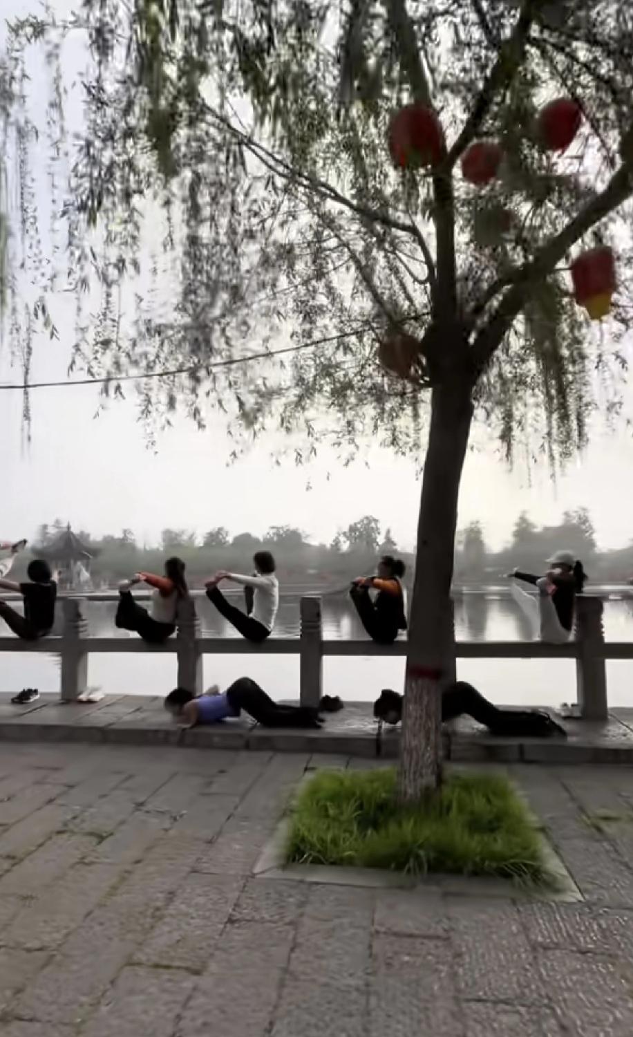 修建护栏的承包商怕是冷汗都吓出来了，这帮人为了上热搜，然后在桥石栏杆上摆拍，但凡