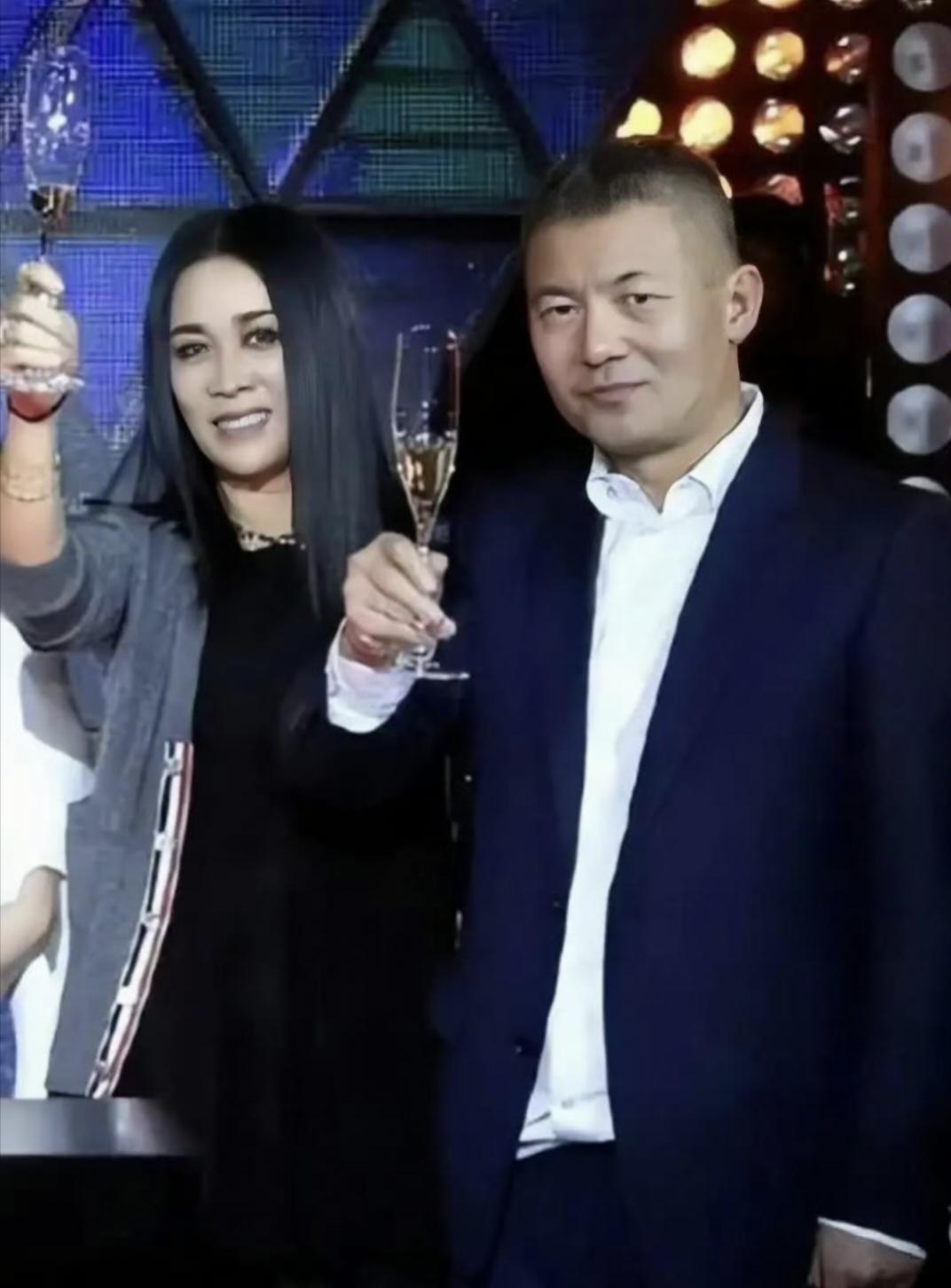 没人觉得那英真的有点可怜吗？不是因为刚刚爆料的那英老公带其他女子回家，而是因