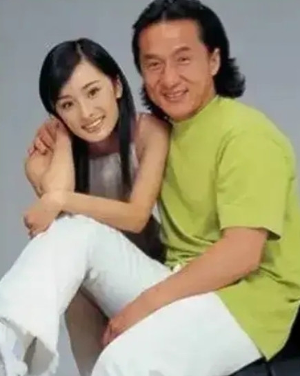 在2003年的时候，已经49岁的成龙第一次和杨幂合作，一起拍摄一个摩托车的广告，