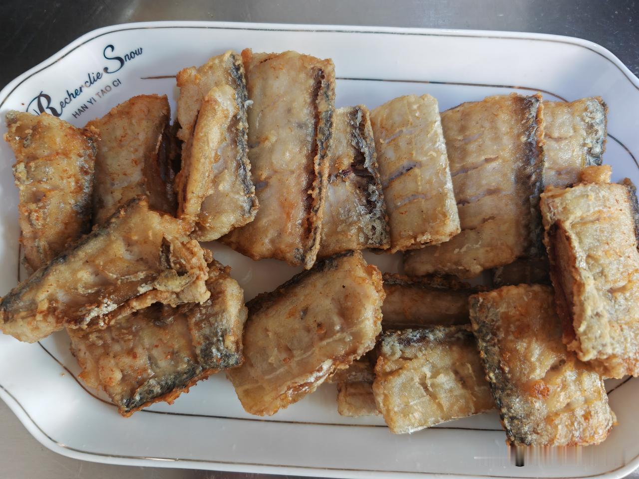 带鱼怎么吃？我和家人通常喜欢吃炸带鱼，先用葱姜五香粉盐鸡精腌制半个小时入味，然