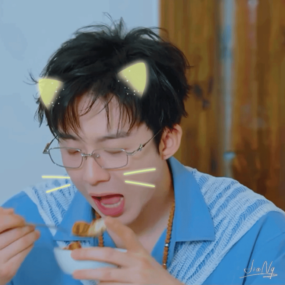 刘宇宁直播本来想装斯文，结果可爱先露馅了。🐱刘宇宁​​​