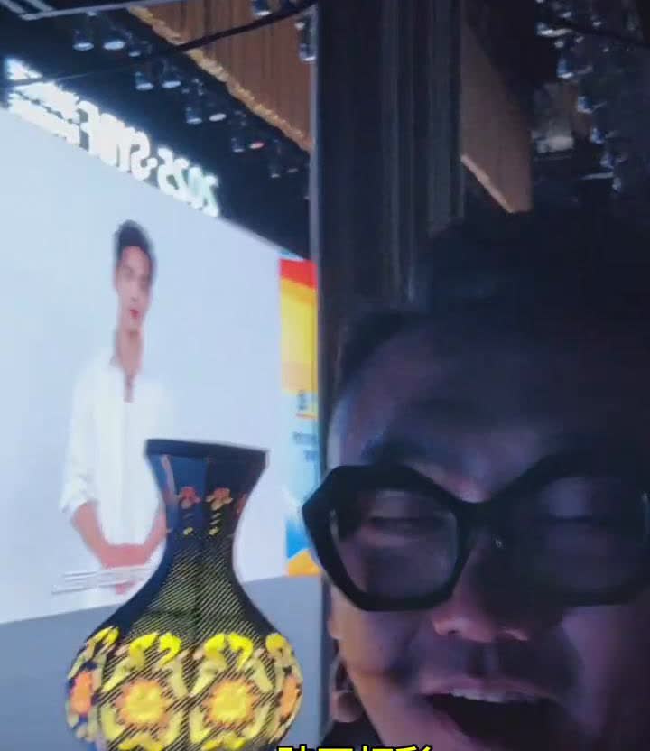 与肖战同行。肖战，大家有看到肖战来了。肖战，肖战是我们第八届海峡两岸青年发展