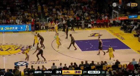 父子失误——布朗尼这是被詹姆斯教育了？失误回去詹姆斯直接撞他肩示意注意点，布朗