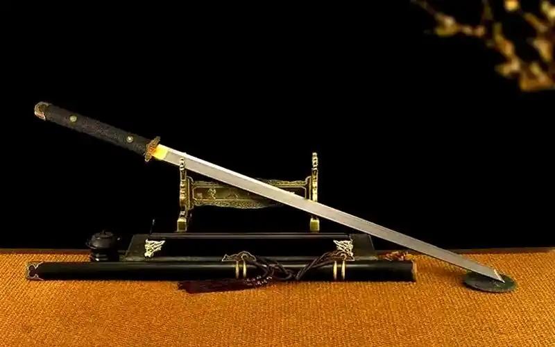 为什么现在的刀连根铁丝都砍不断，古代宝刀却能“削铁如泥”？不是现代冶炼技术倒退了