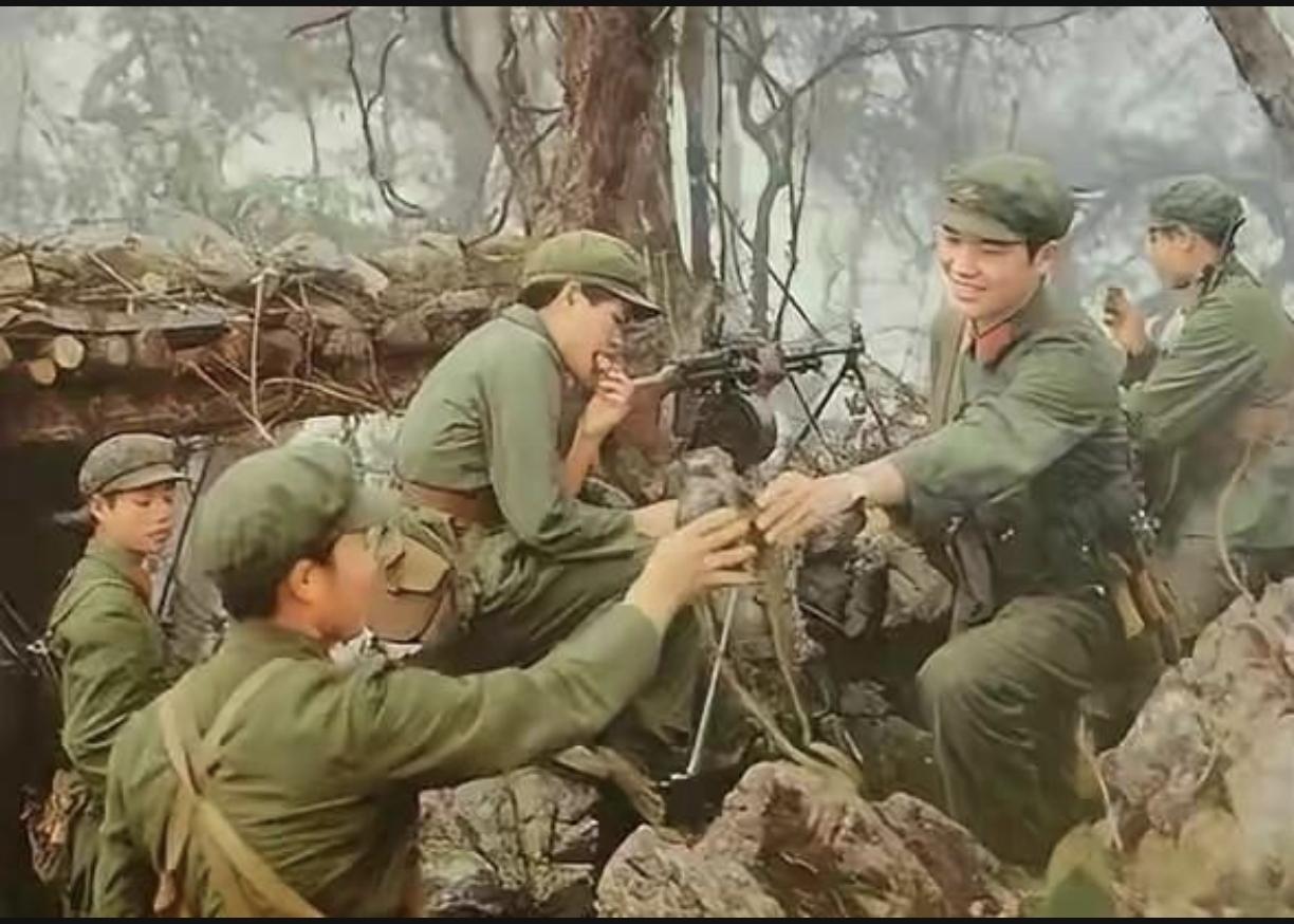 1979年，黄招强在护送伤员撤退的时候，意外发现队伍中竟然多了几张陌生的面孔，于