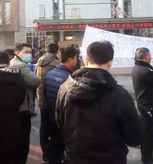 因患儿死于爆发性心肌炎, 他怒砸门诊! 何时医院成了你们的战场?