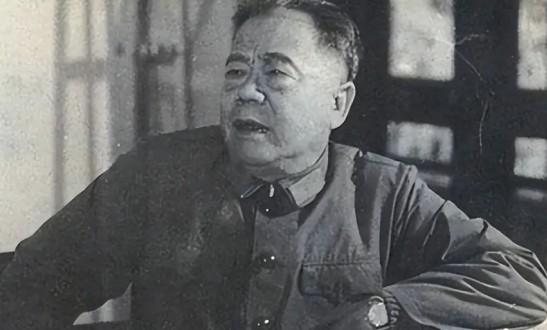 当年，许世友当着满屋子参谋把几个师长骂得抬不起头，嗓门大得房梁上都落灰。聂凤智把