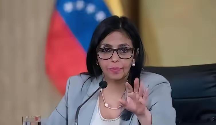 特朗普估计气得脸都青了。他以为抓走马杜罗，委内瑞拉就完了。没想到德尔西立马稳住局