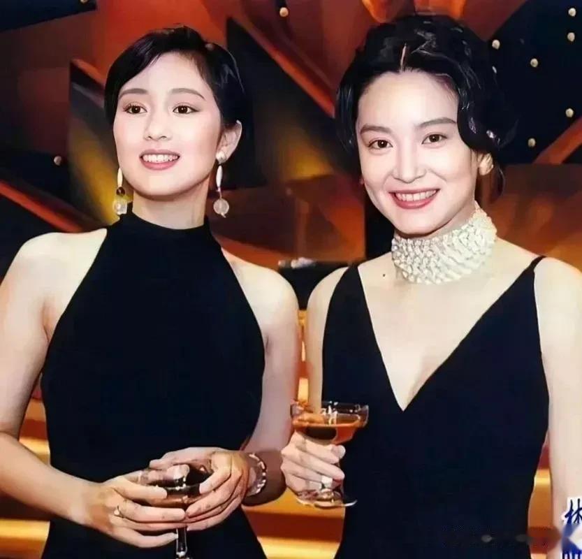 不比不知道。林青霞跟巩俐站一起，短板就显现出来了——头身比不行啊，头大身子窄；