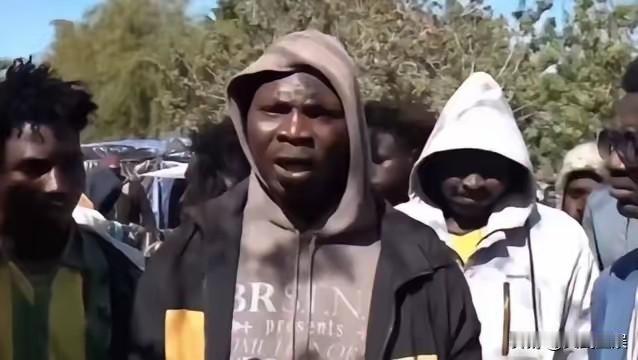 这位移民英国的非洲大哥大很耿直。​面对镜头，他直接说道：我要钱，我要免费的房子