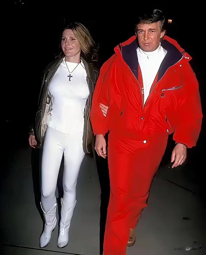 1992年，特朗普与玛拉·梅普尔斯出街。他的红滑雪服和她的全白紧身穿搭，完美复刻