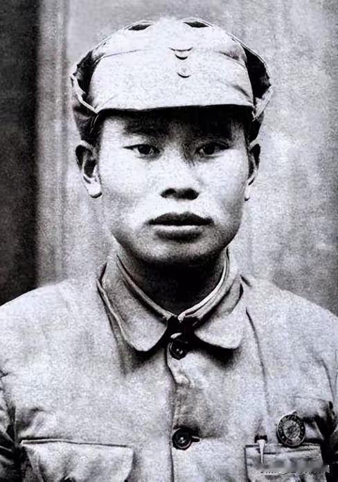 1939年，八路军在清点战利品时，缴获了一门木头做的假炮，刚准备把它烧了，旁边的